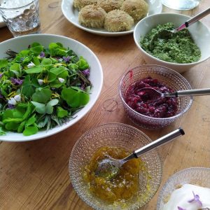 Villiyrttiruokia pöydällä.